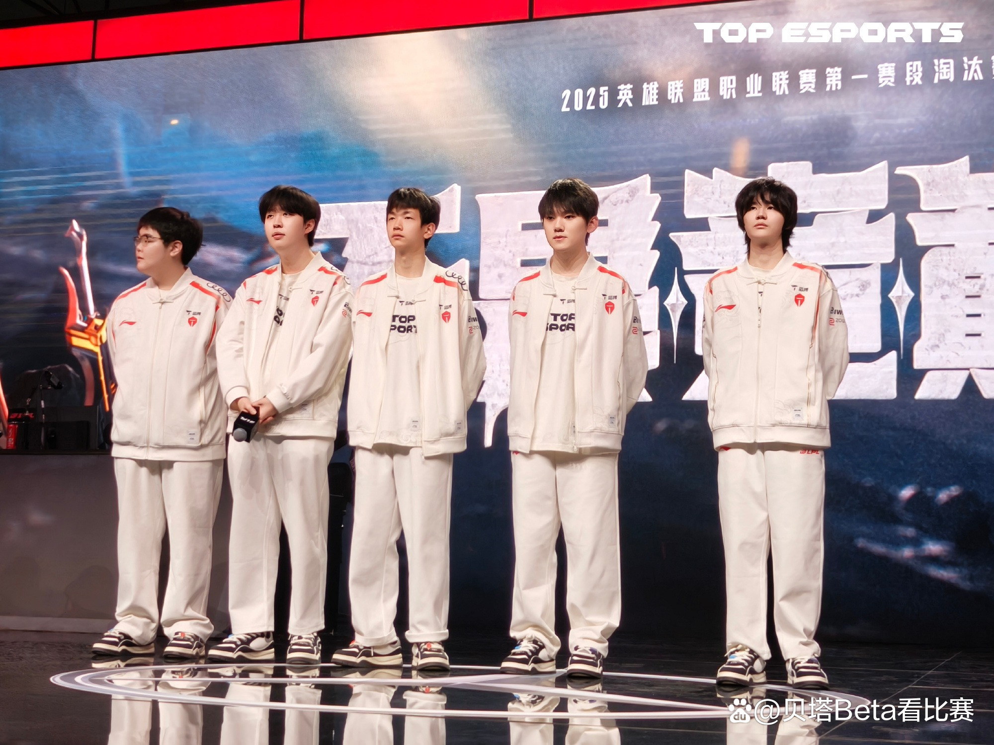 开云体育app-FPX观众热烈欢呼！，Rookie迎来二十赛季出色发挥观众掌声雷动-开云体育app